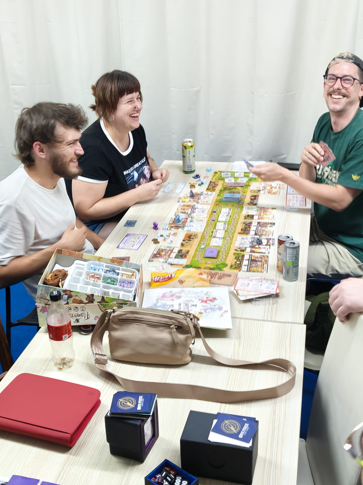 Prijatelji se smiju oko stola tijekom društvene igre u Card Board Kingdomu u Puli.