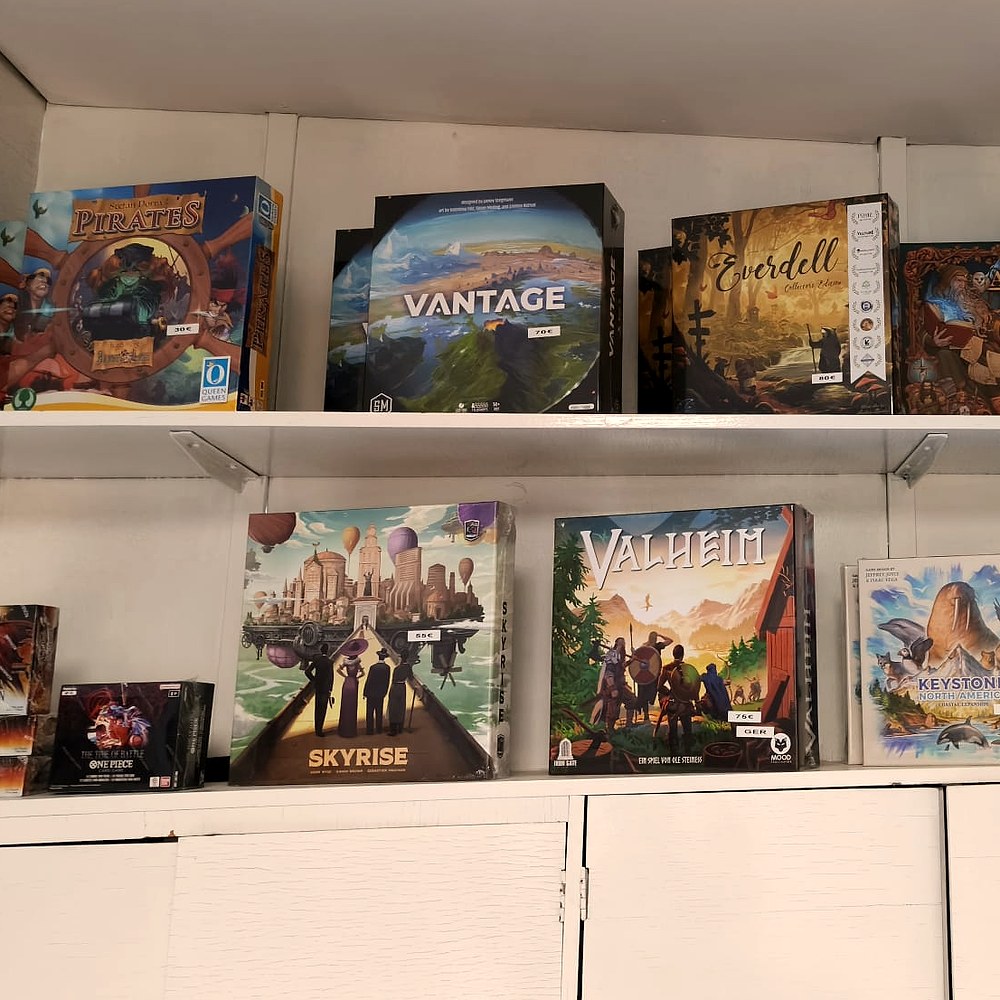 Police s društvenim igrama u Card Board Kingdomu.
