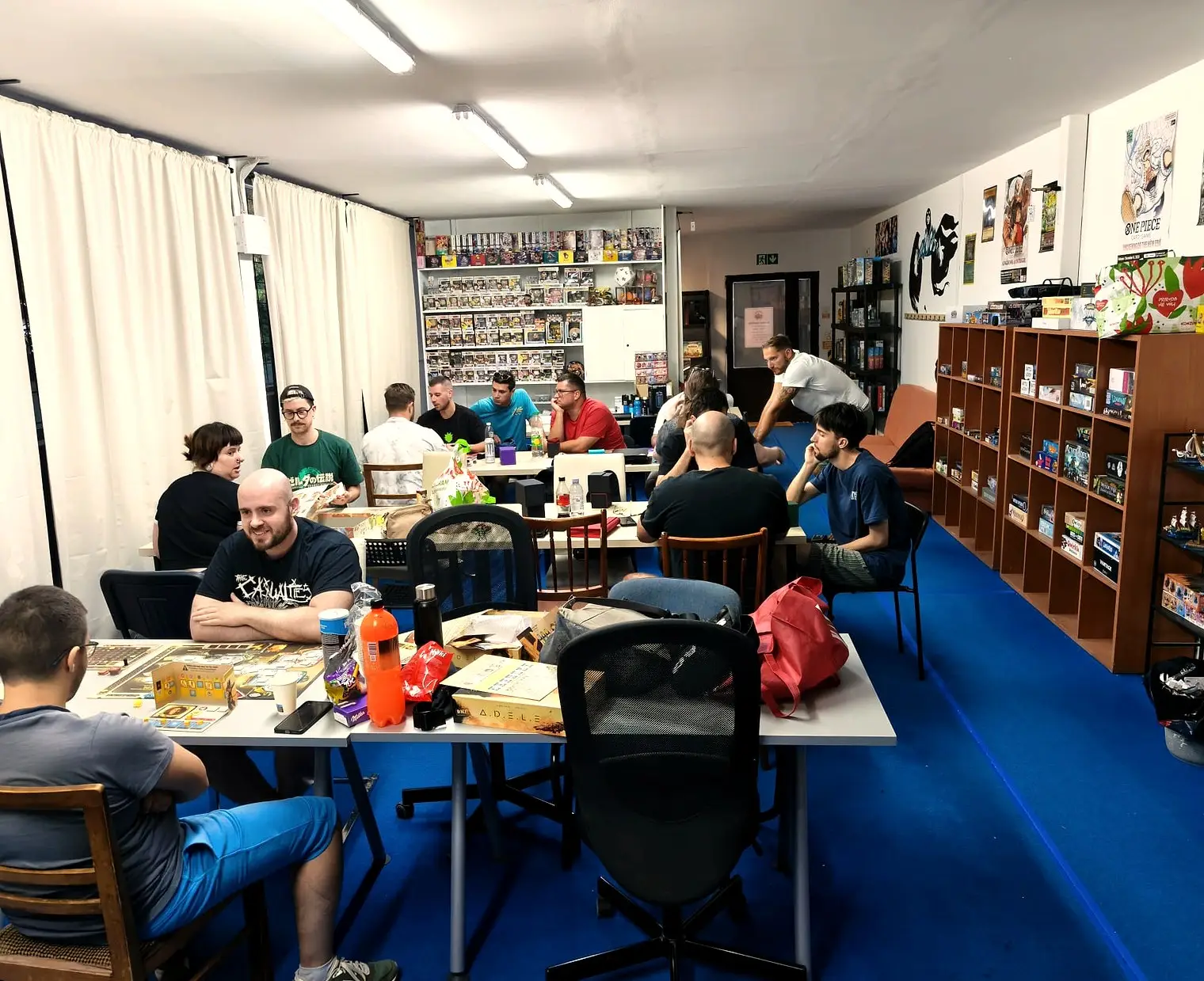 Igrači za stolovima tijekom večeri igranja u Card Board Kingdomu.
